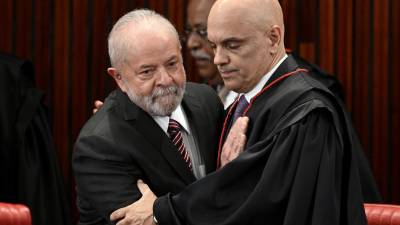 Lula saluda al presidente del TSE, Alexandre de Moraes, en la ceremonia de certificación como presidente electo.