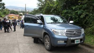 La lujosa camioneta que fue abandonada en la colonia Trejo, donde dejaron los dos cadáveres de las dos víctimas.