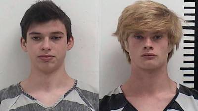 Jeremy Goodale y Willard Miller fueron acusados de homicidio en primer grado por matar a golpes a su maestra de español.