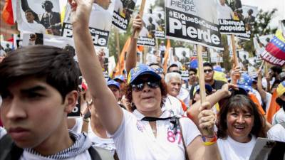 Manifestantes opositores al Gobierno de Nicolás Maduro participan en una concentración en las cercanías de la cárcel militar Ramo Verde en apoyo al líder opositor Leopoldo López este martes 18 de marzo de 2014, en Los Teques (Venezuela). EFE