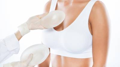 Los implantes de seno no deberían suponer complicaciones si se colocan bajo la supervisión de un experto.