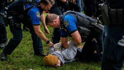 Cientos de detenidos en ola de protestas propalestinos en universidades de EEUU