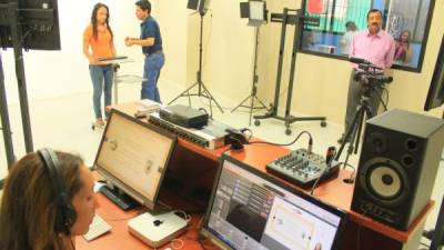 Los estudiantes de la Universidad Pedagógica utilizan el laboratorio del CTHA para grabar temas educativos e instruir a los niños. Foto: Jorge Monzón