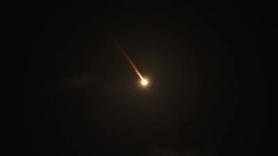 Un proyectil sobrevuela la Alta Galilea, en el norte de Israel, el 01 de octubre de 2024. EFE/EPA/ATEF SAFADI