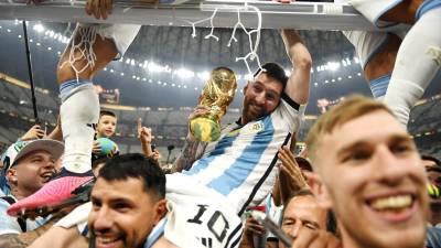 De la mano de Lionel Messi, la selección de Argentina se consagró campeona del Mundo al vencer en tanda de penales a Francia y la locura fue evidente en todos los jugadores argentinos.