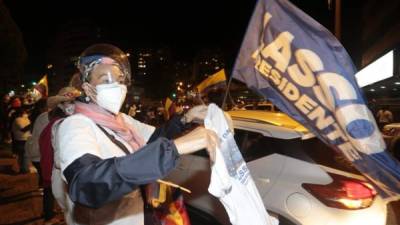 Simpatizantes de Lasso celebraban la victoria parcial de su candidato frente a la sede del órgano electoral en Quito.
