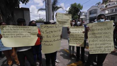 Integrantes de la Plataforma Integral de los Pueblos Indígenas y Creoles participan hoy, en una protesta en el portón de acceso a Casa Presidencia, en Tegucigalpa (Honduras).