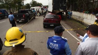 El turismo chocó de frente contra la parte trasera del camión.