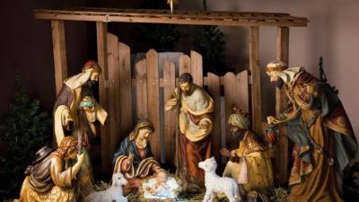 El nacimiento del Niño Jesús es Hijo de Dios. En él, Dios muestra su rostro humano para salvarnos y amarnos desde la tierra.
