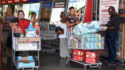 Los residentes del sur de la Florida comenzaron a hacer los preparativos para hacer frente al huracán Dorian, que se prevé toque tierra como un peligroso ciclón de categoría 4 este domingo por la noche.