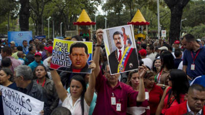 Venezolanos adeptos al Gobierno nacional se manifiestan contra opositores el 13 de febrero de 2014, en Caracas (Venezuela). EFE