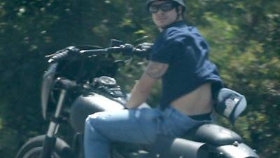 Casper Smart abandonó la casa en una motocicleta.