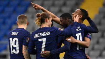 Ousmane Dembele, jugador del Barcelona, despertó a Francia en su camino hacia el Mundial de Catar 2022 y encarriló la primera victoria de su selección. Foto AFP.