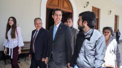 ARCHIVO - En esta imagen de archivo del 17 de junio de 2020, en esta imagen del 17 de junio de 2020, el lÃ­der de la oposiciÃ³n venezolana, Juan GuaidÃ³, habla a su llegada a la sede del partido AcciÃ³n DemocrÃ¡tica en Caracas, Venezuela, al dÃ­a siguiente de que la Corte Suprema en Caracas ordenara su intervenciÃ³n antes de las elecciones parlamentarias de este aÃ±o. (AP Foto/Matias Delacroix, Archivo)