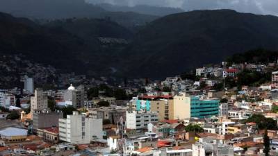 Durante la madrugada de este lunes se desbordó el río Choluteca en la capital del país.
