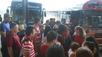 Los ciudadanos hicieron largas filas ayer para subir a los autobuses. Foto: Amílcar Izaguirre.