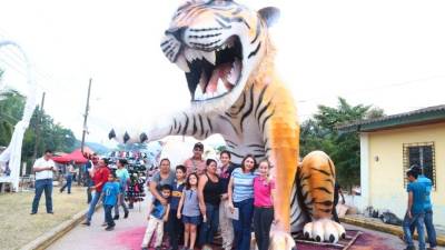 Niños, jóvenes y adultos se maravillaron con las chimeneas gigantes de Trinidad, Santa Bárbara.