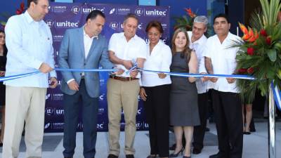 Las autoridades de la Unitec junto al alcalde de San Pedro Sula, Armando Calidonio y los designados presidenciales, Ricardo Álvarez y Lorena Herrera.