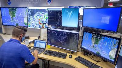 El Centro Nacional de Huracanes se mantiene en alerta or dos sistemas de baja presión.