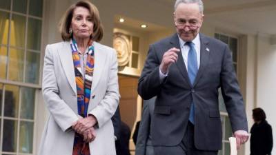 La presidenta de la Cámara de Representantes, Nancy Pelosi, y el líder de la minoría en el Senado, Chuck Schumer. EFE/Archivo