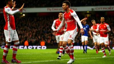 Laurent Koscielny (centro) celebrando su gol contra el Leicester.