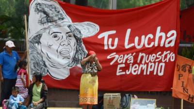 Un altar en memoria de Berta Cáceres fue elaborado por indígenas que protestaron en los últimos días frente al Ministerio Público para pedir justicia en el caso. Foto: AFP/Orlando Sierra