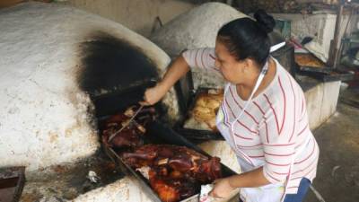 Una de las características de las cerditas horneadas en la Casa de Doña Olimpia es que su cocción se realiza en hornos artesanales. Fotos: Mariela Tejada