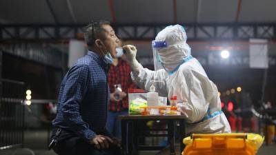 Los indocumentados que no cuenten con seguro médico tendrán que pagar por su test de covid en Estados Unidos.