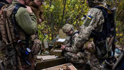 Militares ucranianos revisan sus municiones en el sur del país en plena contraofensiva contra Rusia.