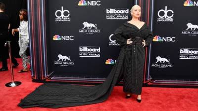 La cantante Christina Aguilera llegó a los premios con un vestido que no le favorece. Ella presentará su nueva canción 'Fall in line' con Demi Lovato.