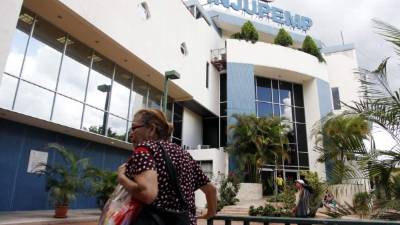 Fachada de las oficinas principales del Injupemp en Tegucigalpa. La institución tiene alrededor de 100,000 cotizantes y unos 10,000 jubilados.