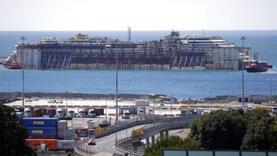 El Costa Concordia a su llegada al puerto italiano de Génova.