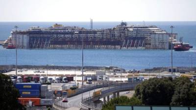 El Costa Concordia a su llegada al puerto italiano de Génova.