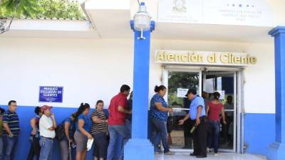 Las oficinas de Atención al Cliente de la Enee reciben decenas de personas a diario. Foto: Henry García.
