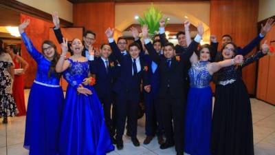 Los jovencitos de octavo grado celebraron.