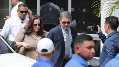 El expresidente Juan Orlando Hernández llegó este miércoles a la Corte Suprema de Justicia (CSJ), acompañado de sus familiares, para participar en la audiencia relacionada con las acusaciones presentadas en su contra por el Ministerio Público (MP) y la Procuraduría General de la República (PGR).