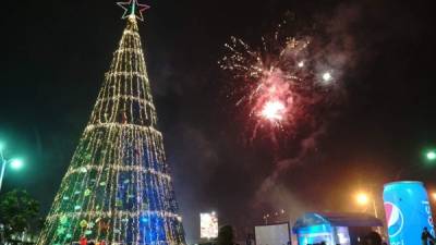 Cerca de 1,000 personas presenciaron el encendido del árbol más grande del país.