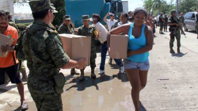 Los damnificados en Acapulco han recibido víveres poco a poco debido a los dificultudes para entrar a algunas zonas.