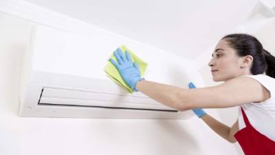 Limpie el exterior del aire acondicionado tipo “splists”.