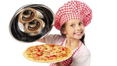 Hacer tu propia pizza no es algo difícil. Recuerda estar acompañado de un adulto cuando estés cocinando. Foto: iStock.