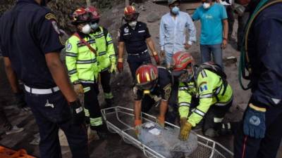 Los rescatistas encontraron casi una veintena de cuerpos soterrados en la comunidad de San Miguel de Los Lotes./AFP.