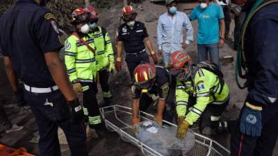 Los rescatistas encontraron casi una veintena de cuerpos soterrados en la comunidad de San Miguel de Los Lotes./AFP.