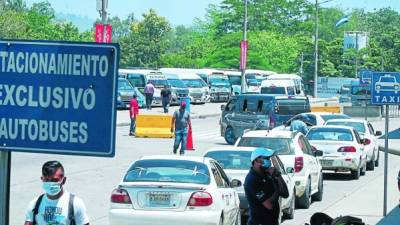 Taxis y buses permanecen estacionados en la Gran Central Metropolitana por falta de pasajeros. Foto: A Izaguirre