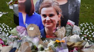 En decenas de ciudades británicas se organizaron ceremonias de duelo y homenaje para Jo Cox. Foto AFP.