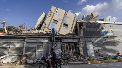 Una persona observa edificios destruidos por terremotos en Catia La Mar (Venezuela). EFE/ Miguel Gutiérrez