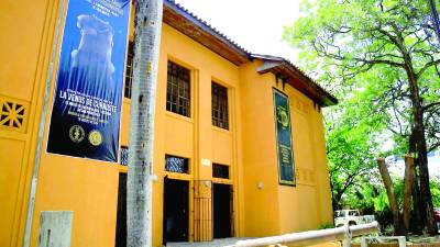 <b>El museo promociona las muestras de la pieza con pancartas. Foto: Melvin Cubas.</b>