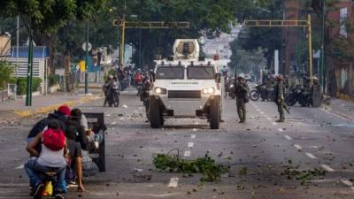 Agentes antimotines venezolanos lanzaron este jueves bombas lacrimógenas para dispersar concentraciones de opositores en Caracas, impidiéndoles confluir en una marcha convocada contra el presidente Nicolás Maduro.