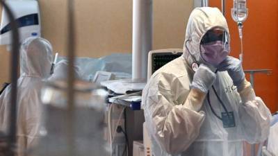 Personal médico italiano se protege del Covid-19 con un traje. Foto: AFP