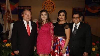 Hugo Guerra y su hija Nubia con Ana María y Noé Oliva, pareja presidencial rotaria del Club San Pedro Sula.