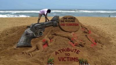 Un artista indio finaliza su escultura de arena en la playa de Puri en Orrisa, India, en memoria a las 49 víctimas mortales, la mayoría hispanas, de la matanza perpetrada el pasado fin de semana en una discoteca de ambiente gay en Orlando. Foto: EFE